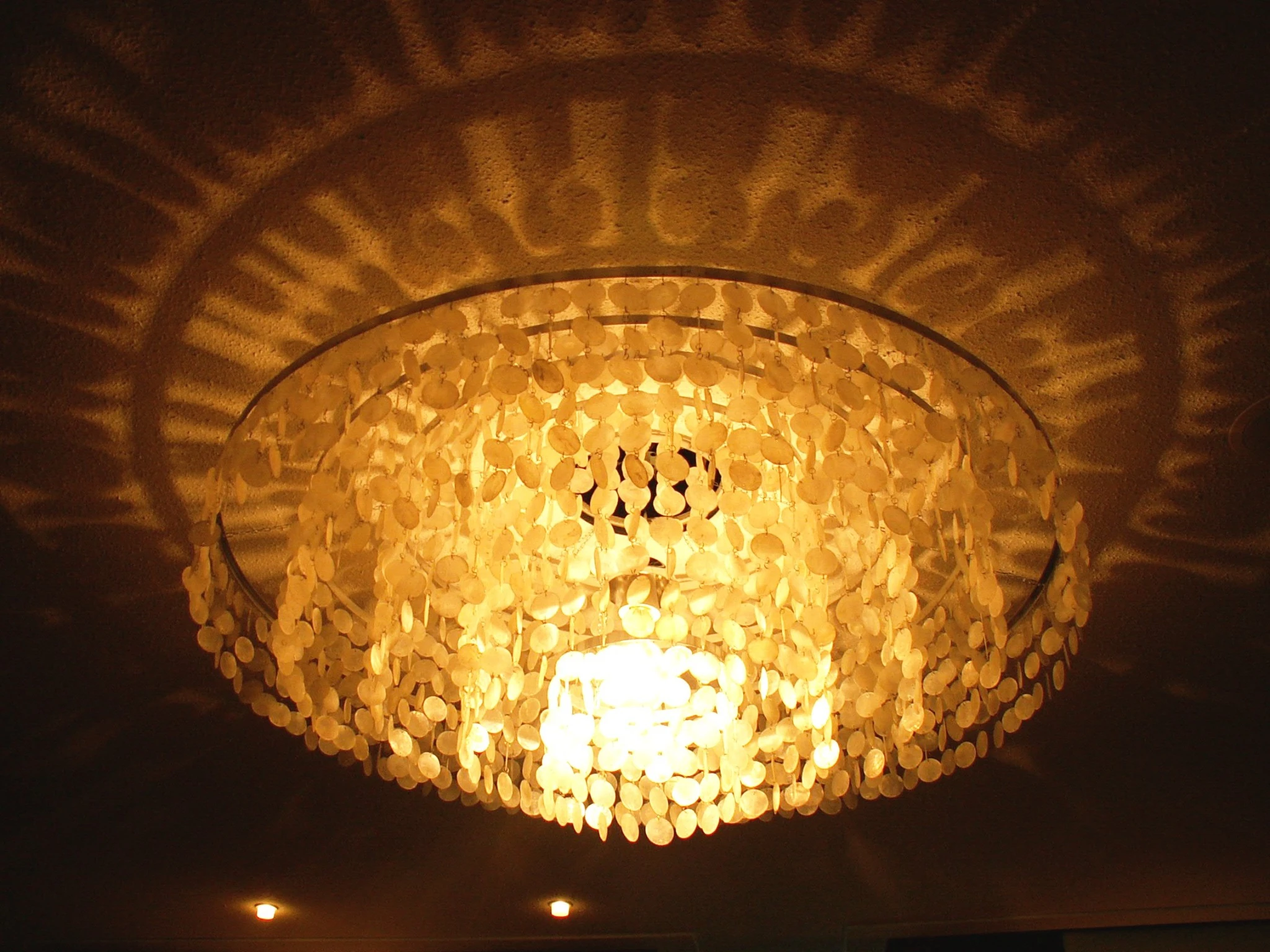 Detail lustru z přírodní perleti v Hotelu Praha