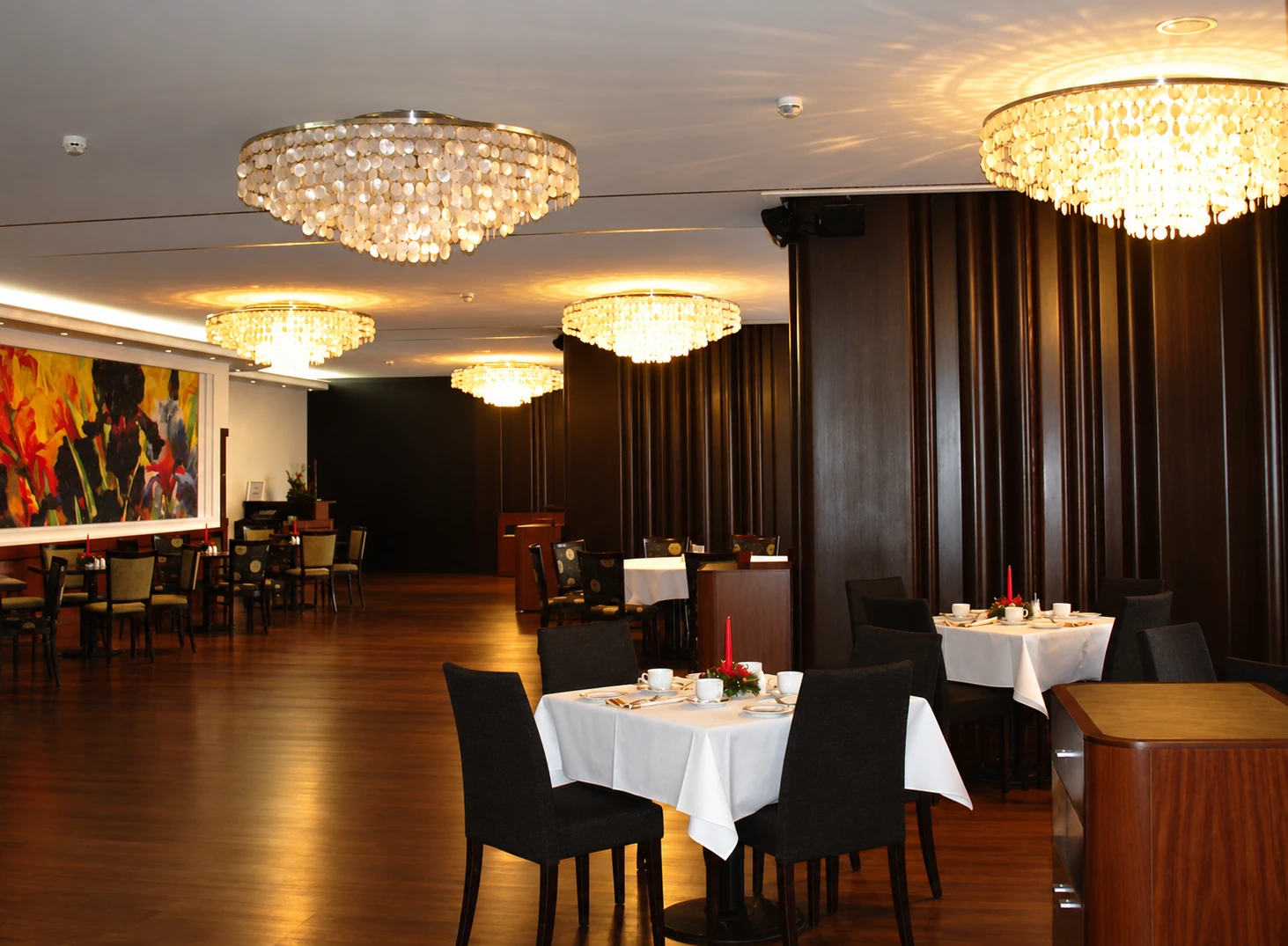 Hlavní restaurace Hotelu Praha s lustry z přírodní perleti