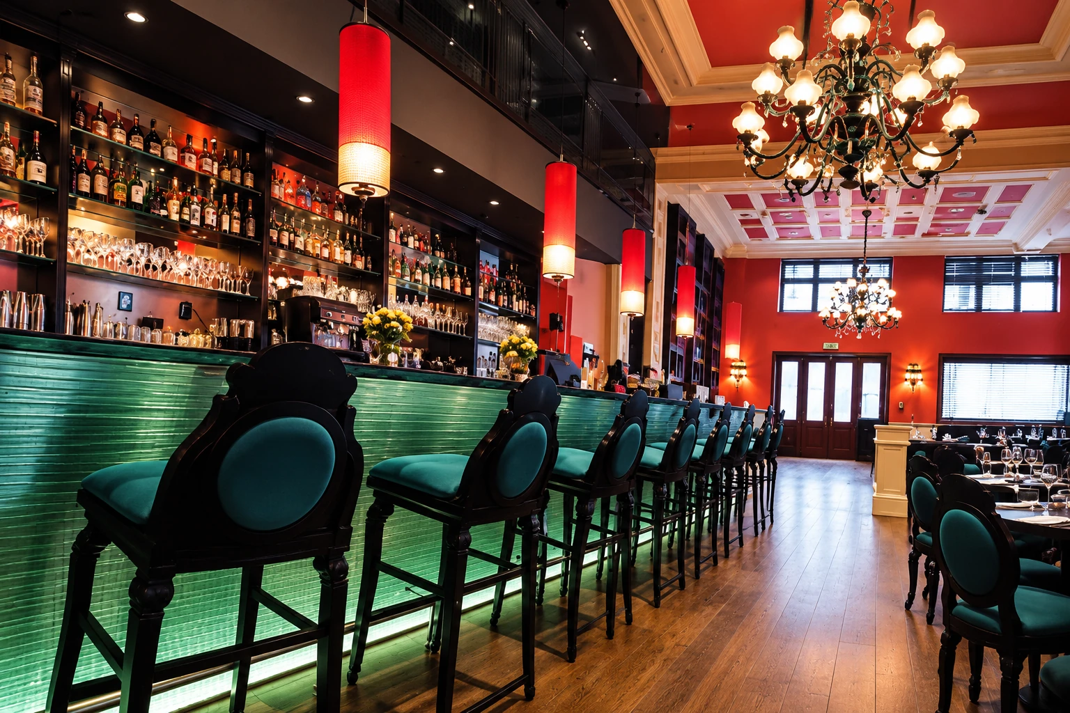 Interiér Buddha-Bar Hotel Prague s červenými závěsnými svítidly a lustry
