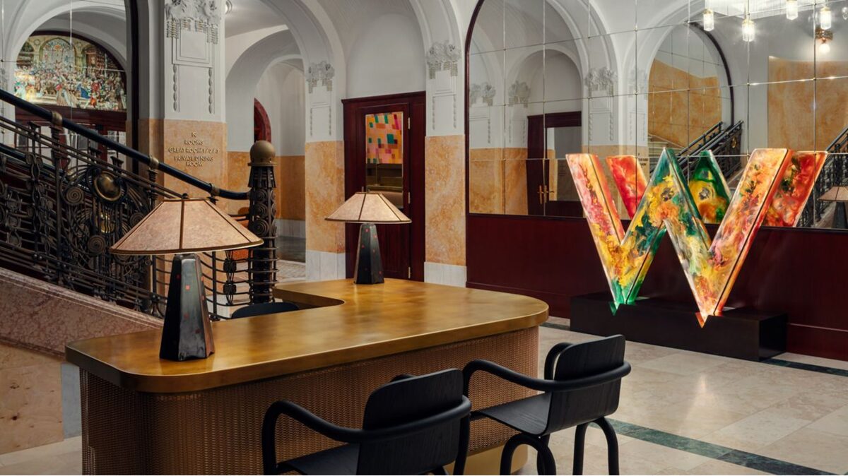 Interiér hotelu W Prague se světelnými prvky