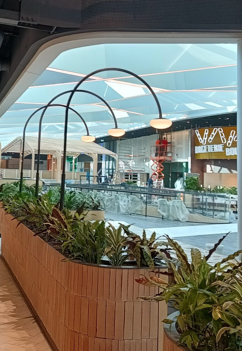 Oblouková svítidla v obchodním centru Westfield Černý Most